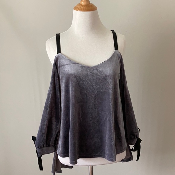 NWT Romeo + Juliet Cold Shoulder Velvet Top Sm - Picture 6 of 10